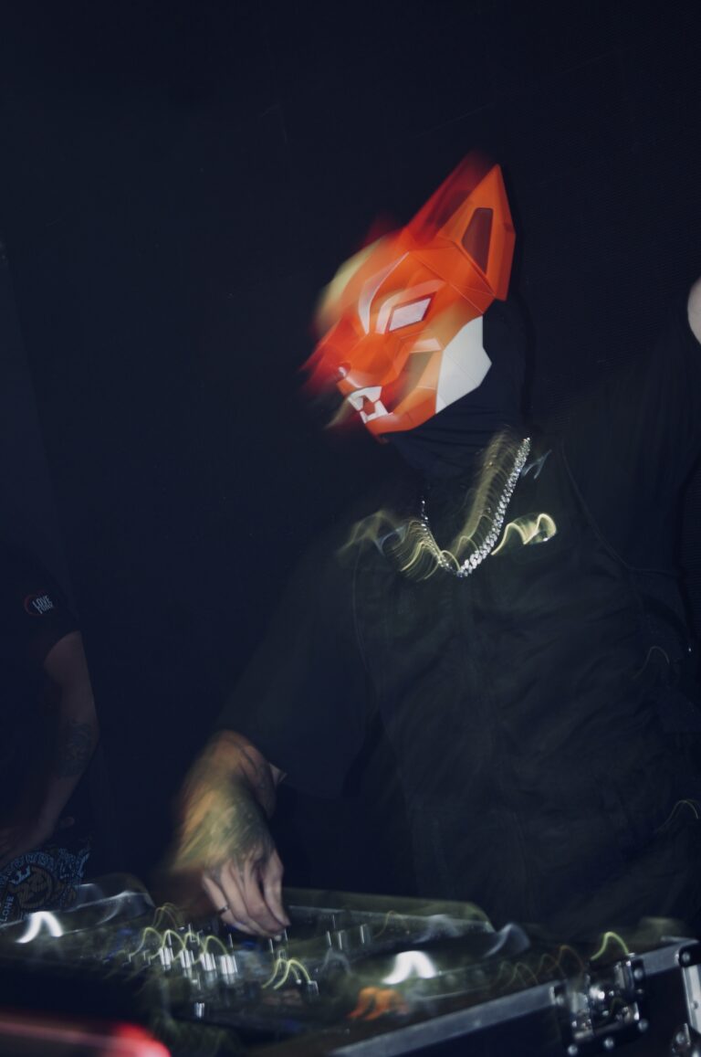 DJ com máscara de raposa toca na cabine — Sad Baile Joker, Halloween em São Paulo, 17/10/2026