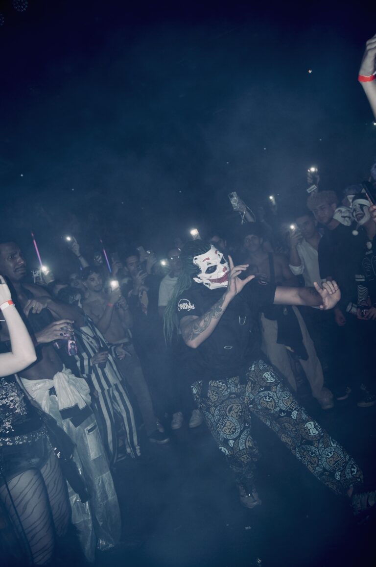 Rapaz com maquiagem de palhaço dança na pista — Sad Baile Joker, Halloween em São Paulo, 17/10/2026