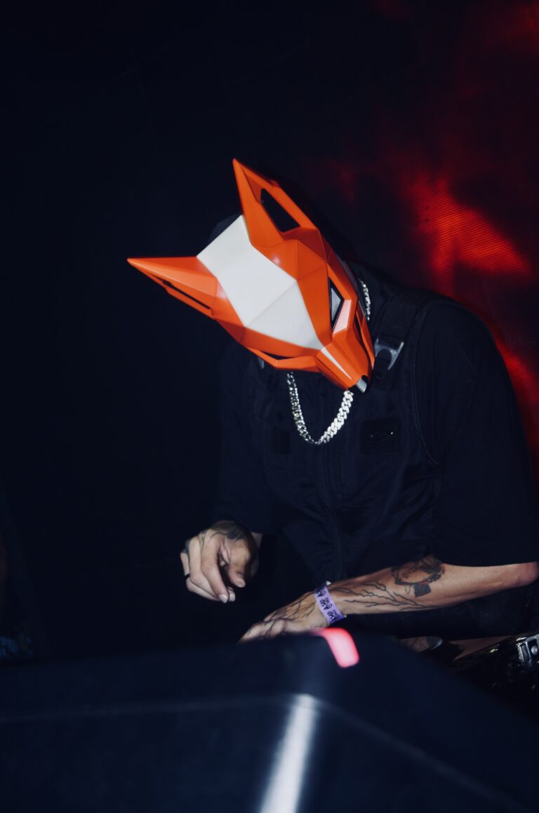 DJ com máscara de raposa visto de baixo — Sad Baile Joker, Halloween em São Paulo, 17/10/2026