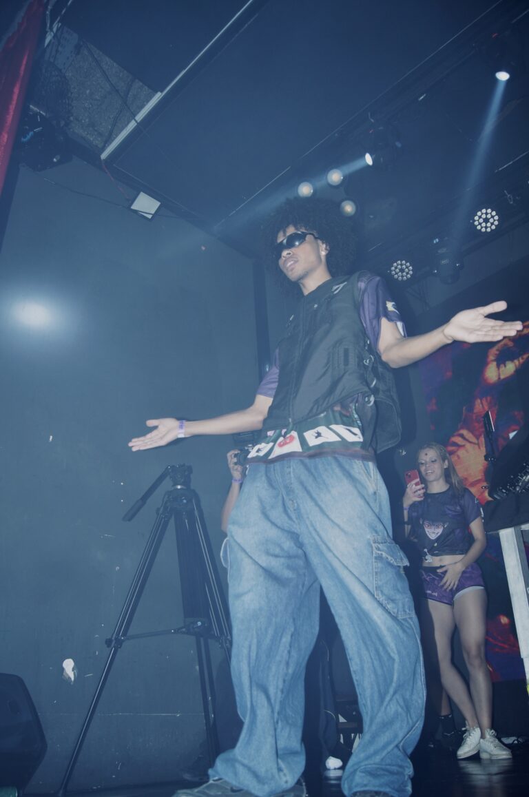 Rapper abre os braços no palco — Sad Baile Joker, Halloween em São Paulo, 17/10/2026