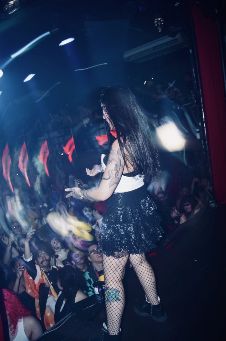 Garota de saia preta dança no palco — Sad Baile Joker, Halloween em São Paulo, 17/10/2026