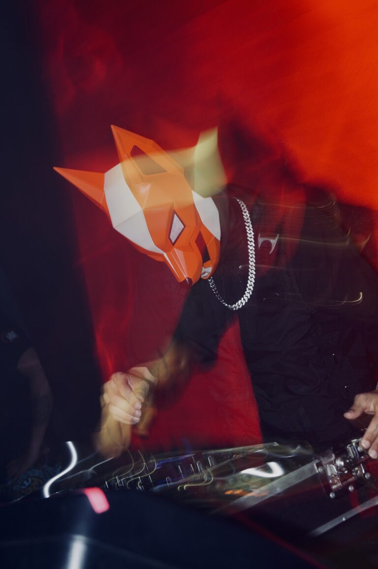 DJ com máscara de raposa sob luz vermelha — Sad Baile Joker, Halloween em São Paulo, 17/10/2026