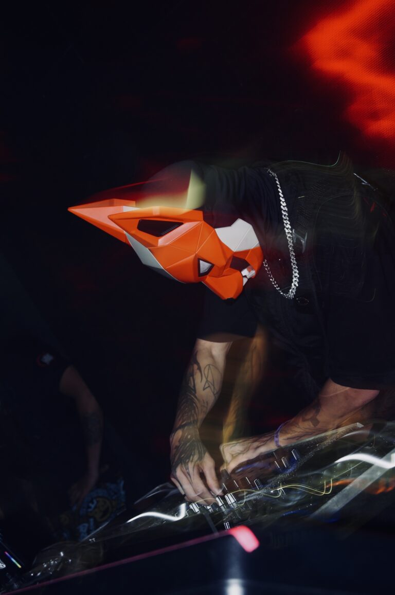 DJ mascarado em foto com efeito de movimento — Sad Baile Joker, Halloween em São Paulo, 17/10/2026