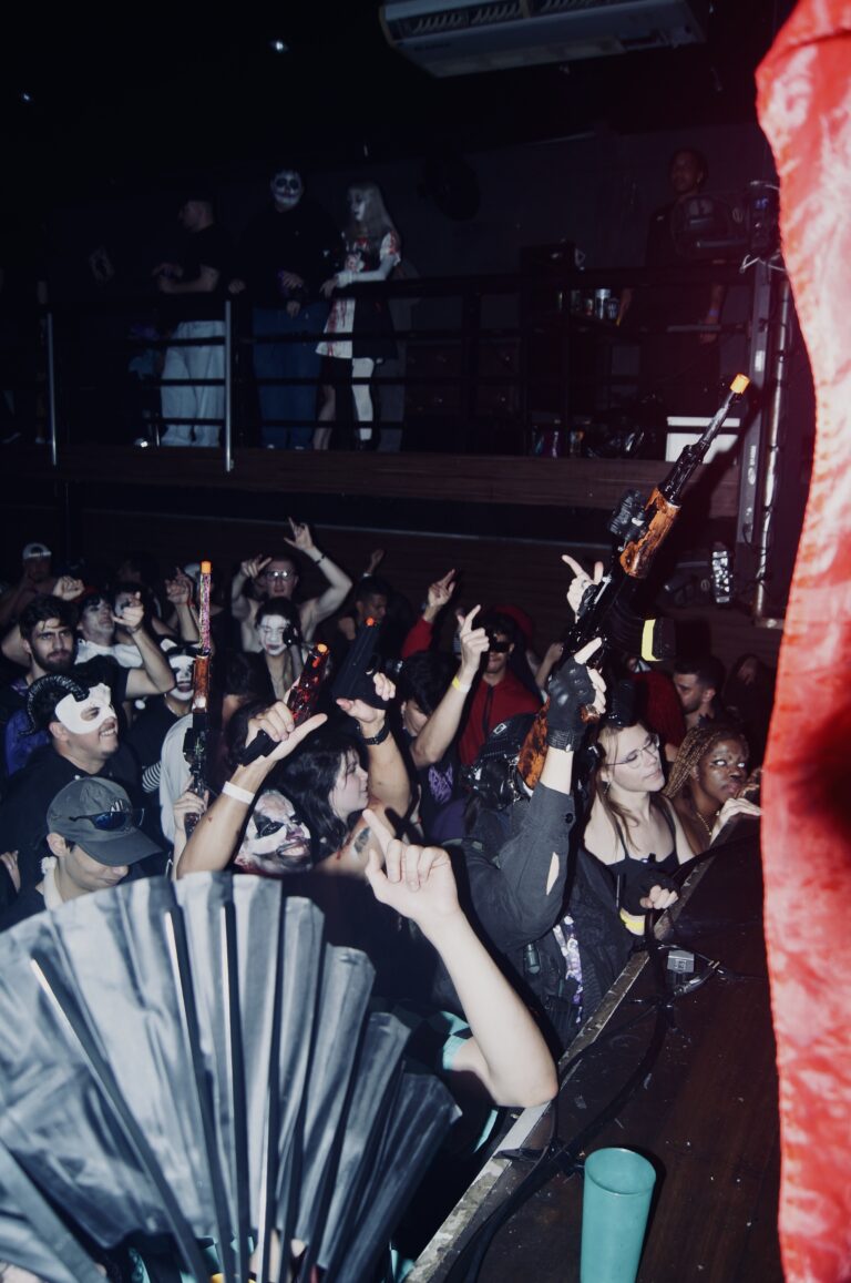 Público com leque prateado na pista lotada — Sad Baile Joker, Halloween em São Paulo, 17/10/2026