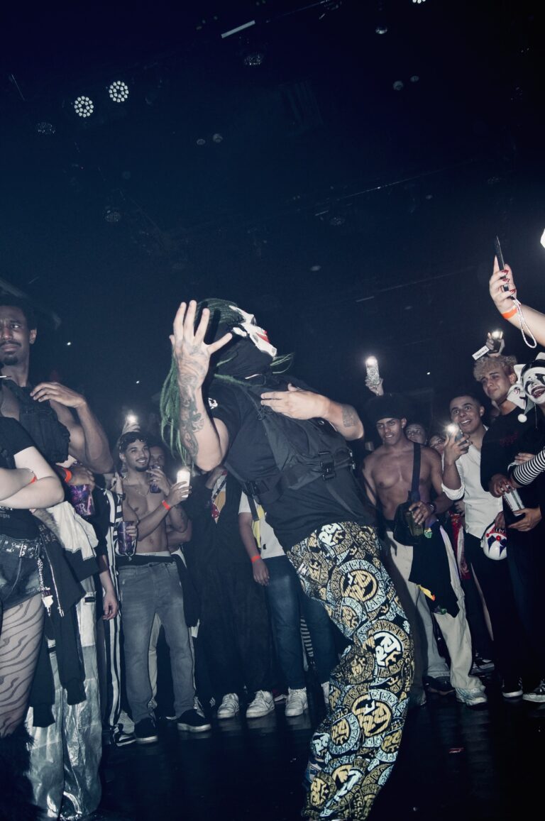 Artista dança no palco diante do público — Sad Baile Joker, Halloween em São Paulo, 17/10/2026