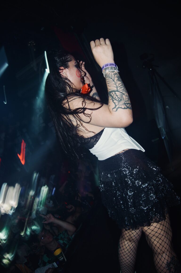 Garota de cabelo comprido dança no palco — Sad Baile Joker, Halloween em São Paulo, 17/10/2026