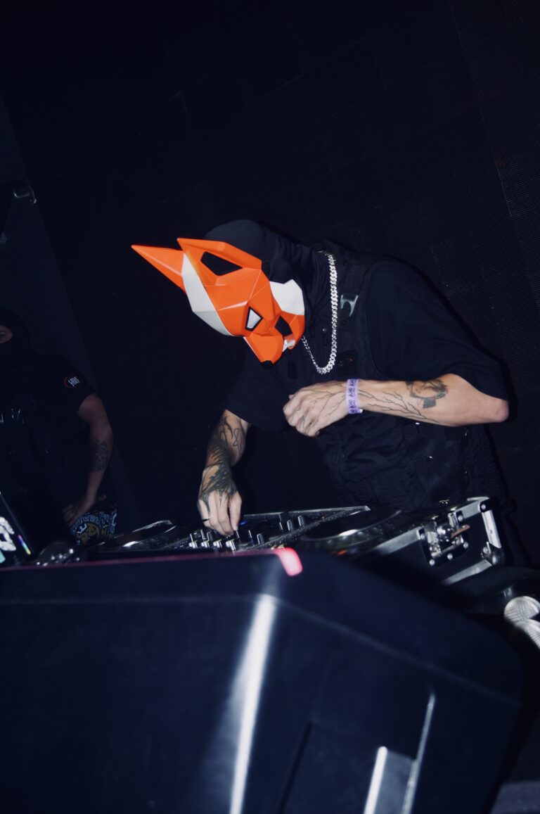 DJ com máscara de raposa mixando — Sad Baile Joker, Halloween em São Paulo, 17/10/2026