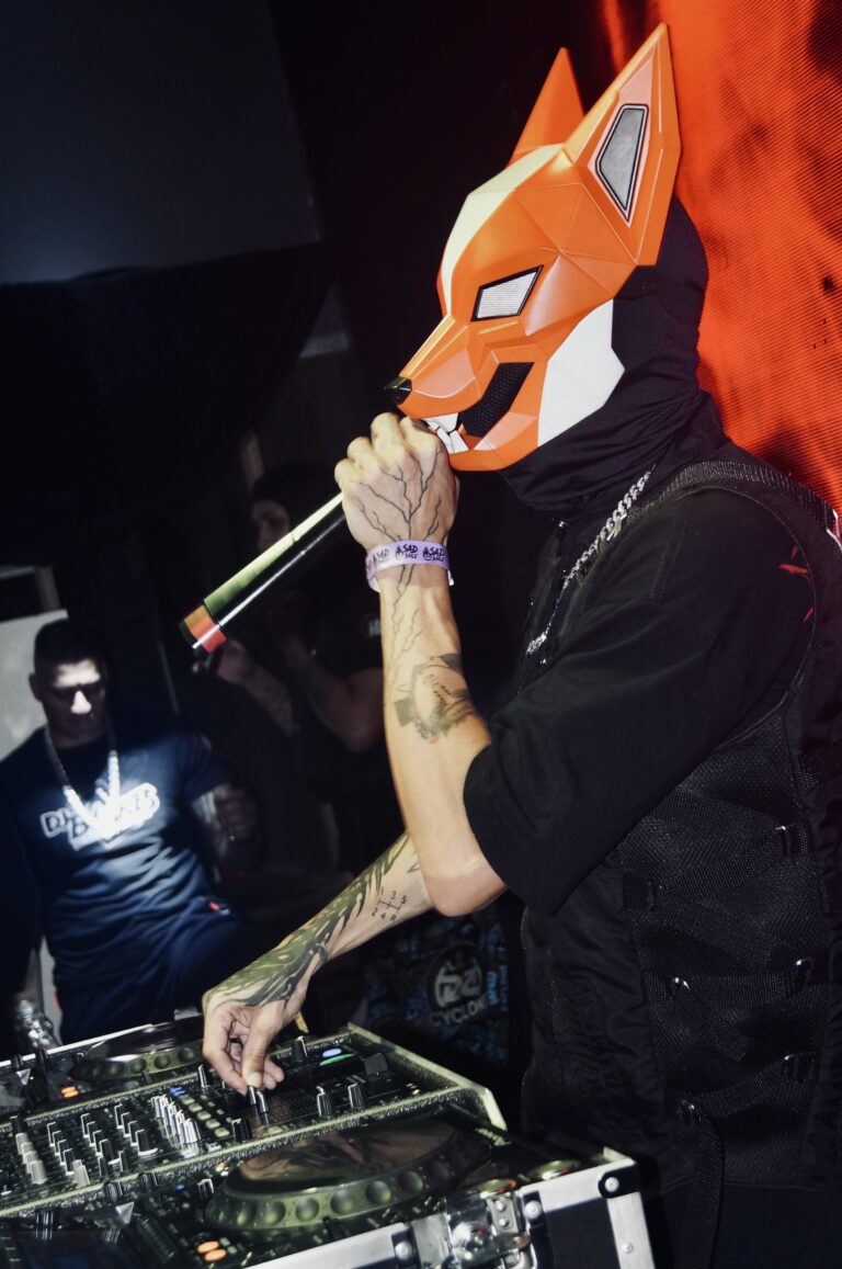 DJ de máscara de raposa ao microfone — Sad Baile Joker, Halloween em São Paulo, 17/10/2026