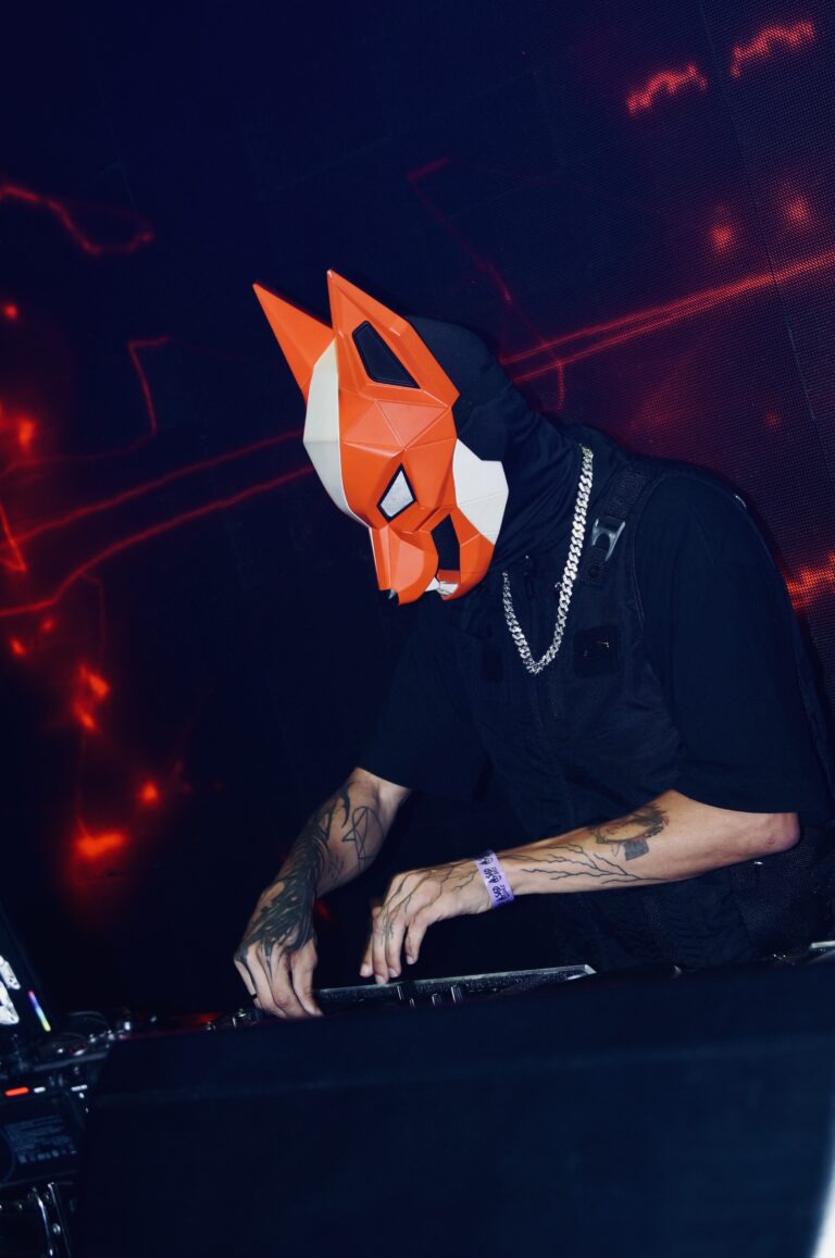 DJ mascarado de raposa sob luz vermelha — Sad Baile Joker, Halloween em São Paulo, 17/10/2026