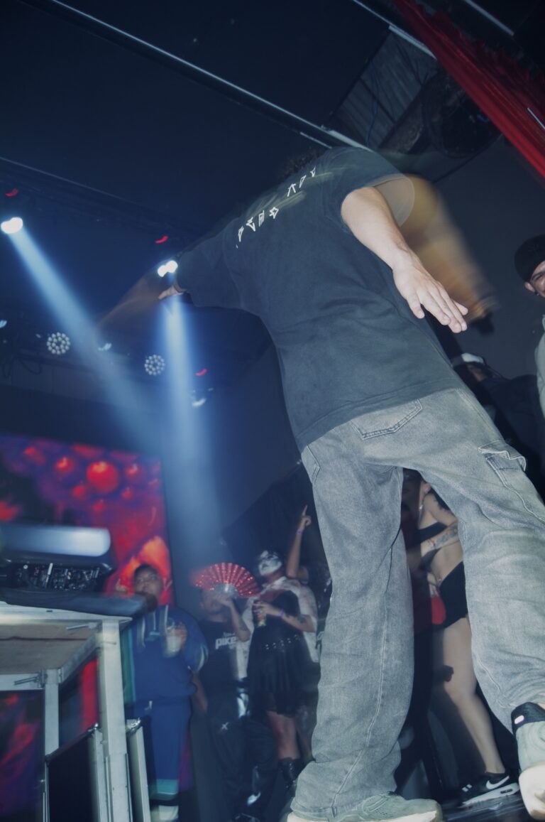 Artista de calça bege visto de baixo no palco — Sad Baile Joker, Halloween em São Paulo, 17/10/2026