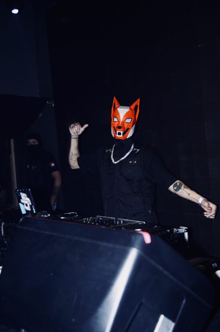 DJ de máscara de raposa acena para a plateia — Sad Baile Joker, Halloween em São Paulo, 17/10/2026