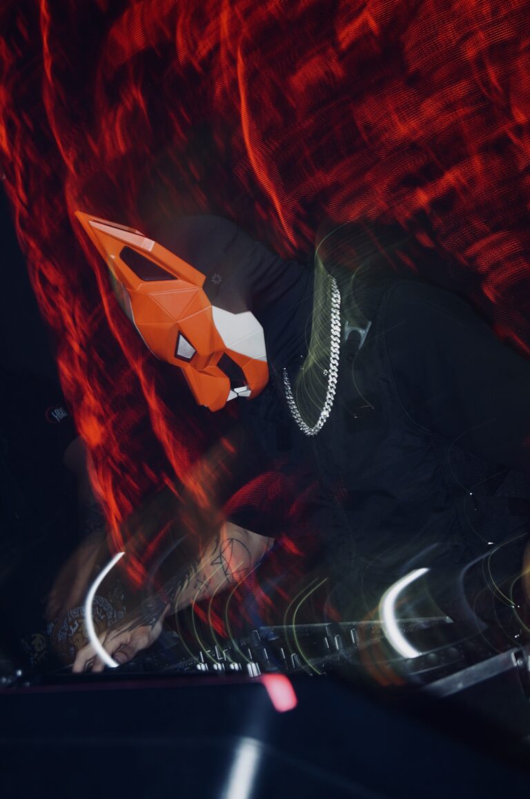 DJ de máscara de raposa com rastro de luz vermelha — Sad Baile Joker, Halloween em São Paulo, 17/10/2026
