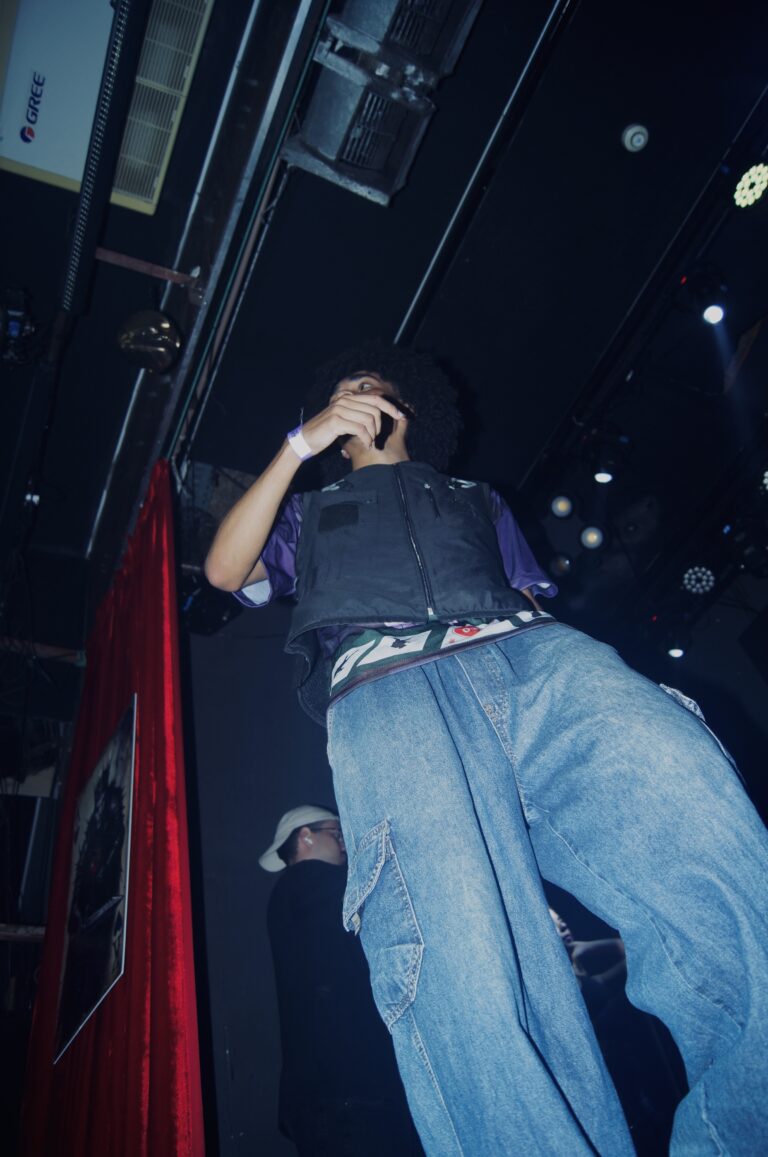 Rapper cobre a boca no palco — Sad Baile Joker, Halloween em São Paulo, 17/10/2026