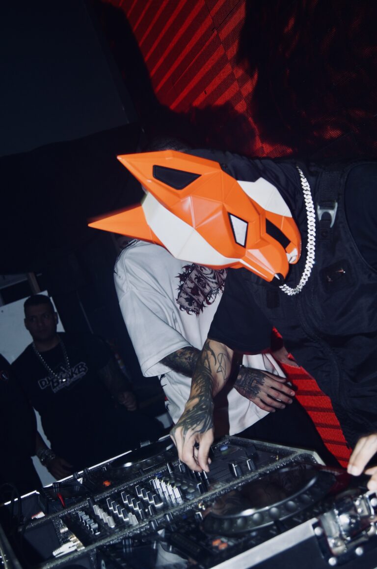 DJ de máscara de raposa mexe nos controles — Sad Baile Joker, Halloween em São Paulo, 17/10/2026