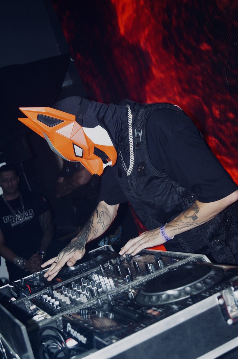 DJ mascarado com o telão vermelho atrás — Sad Baile Joker, Halloween em São Paulo, 17/10/2026