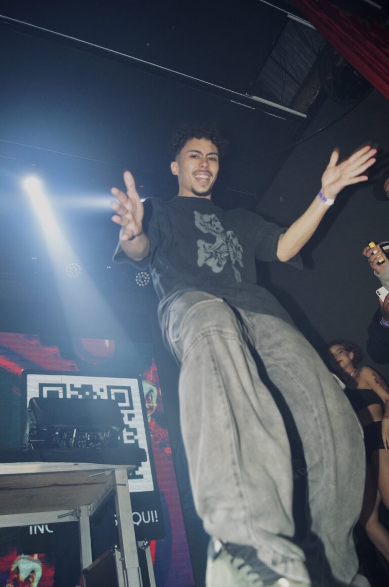 Artista sorridente dança em cima da mesa do palco — Sad Baile Joker, Halloween em São Paulo, 17/10/2026