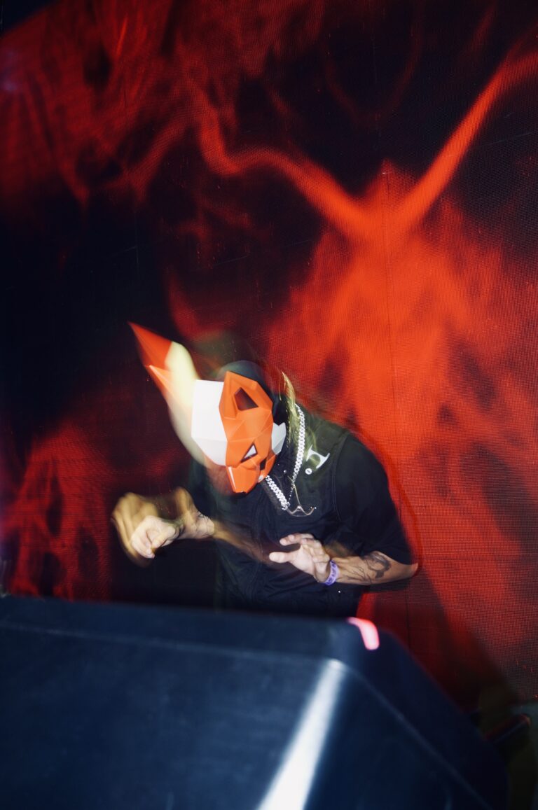 DJ de máscara de raposa com rastro de luz vermelha, em outro ângulo — Sad Baile Joker, Halloween em São Paulo, 17/10/2026
