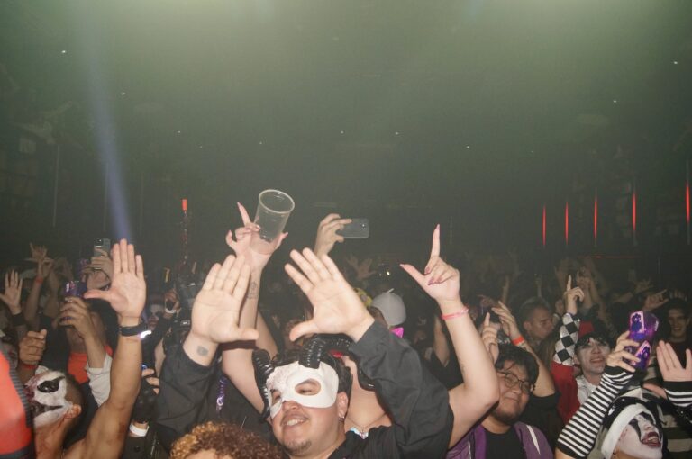 Público com as mãos para o alto e máscara branca — Sad Baile Joker, Halloween em São Paulo, 17/10/2026