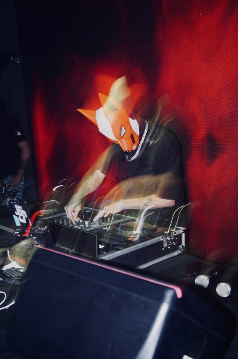 DJ mascarado de raposa sob luz vermelha, em outro ângulo — Sad Baile Joker, Halloween em São Paulo, 17/10/2026