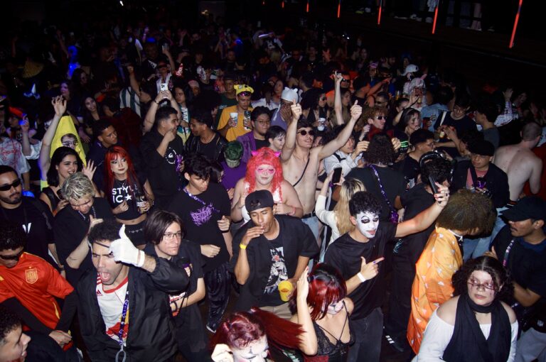 Pista lotada de fantasias vista do palco — Sad Baile Joker, Halloween em São Paulo, 17/10/2026