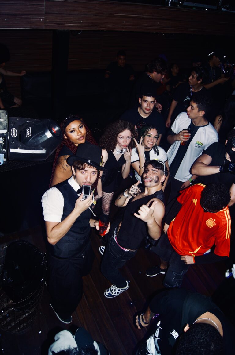 Galera fantasiada faz pose na frente do palco — Sad Baile Joker, Halloween em São Paulo, 17/10/2026