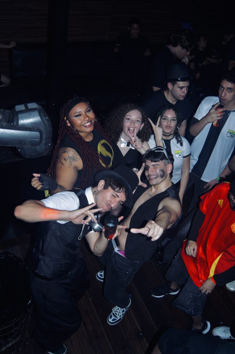 Amigos fazem caretas na frente do palco — Sad Baile Joker, Halloween em São Paulo, 17/10/2026