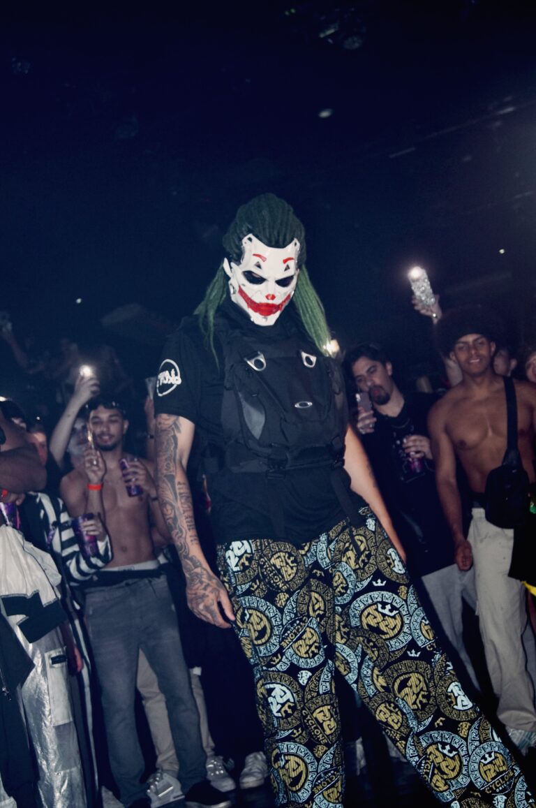 Fantasia de Coringa de calça estampada na pista — Sad Baile Joker, Halloween em São Paulo, 17/10/2026