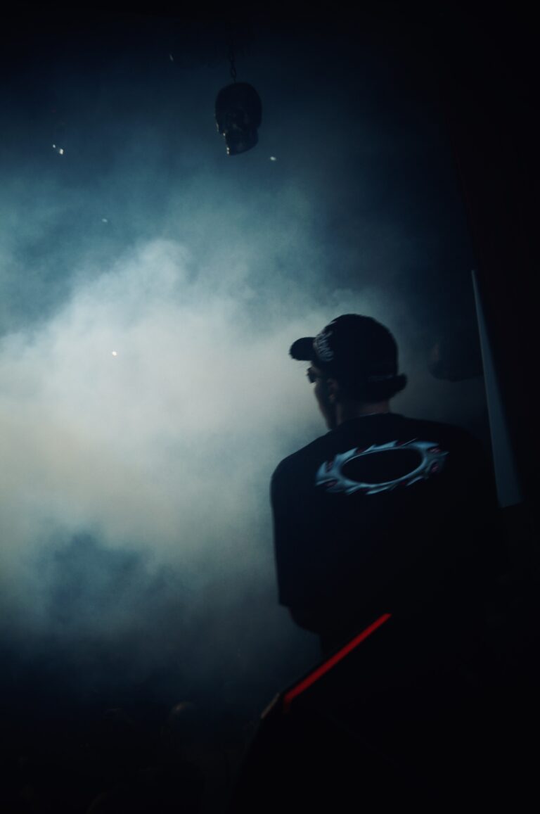 Artista em silhueta com fumaça no palco — Sad Baile Joker, Halloween em São Paulo, 17/10/2026