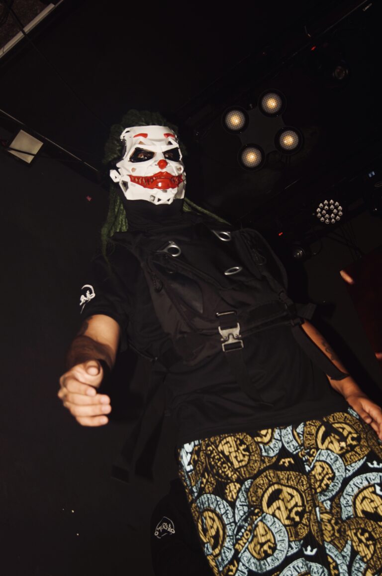 Fantasia de Coringa com máscara e luvas — Sad Baile Joker, Halloween em São Paulo, 17/10/2026