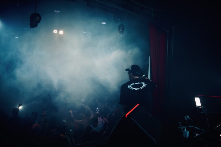 Palco coberto de fumaça sob luz azul — Sad Baile Joker, Halloween em São Paulo, 17/10/2026