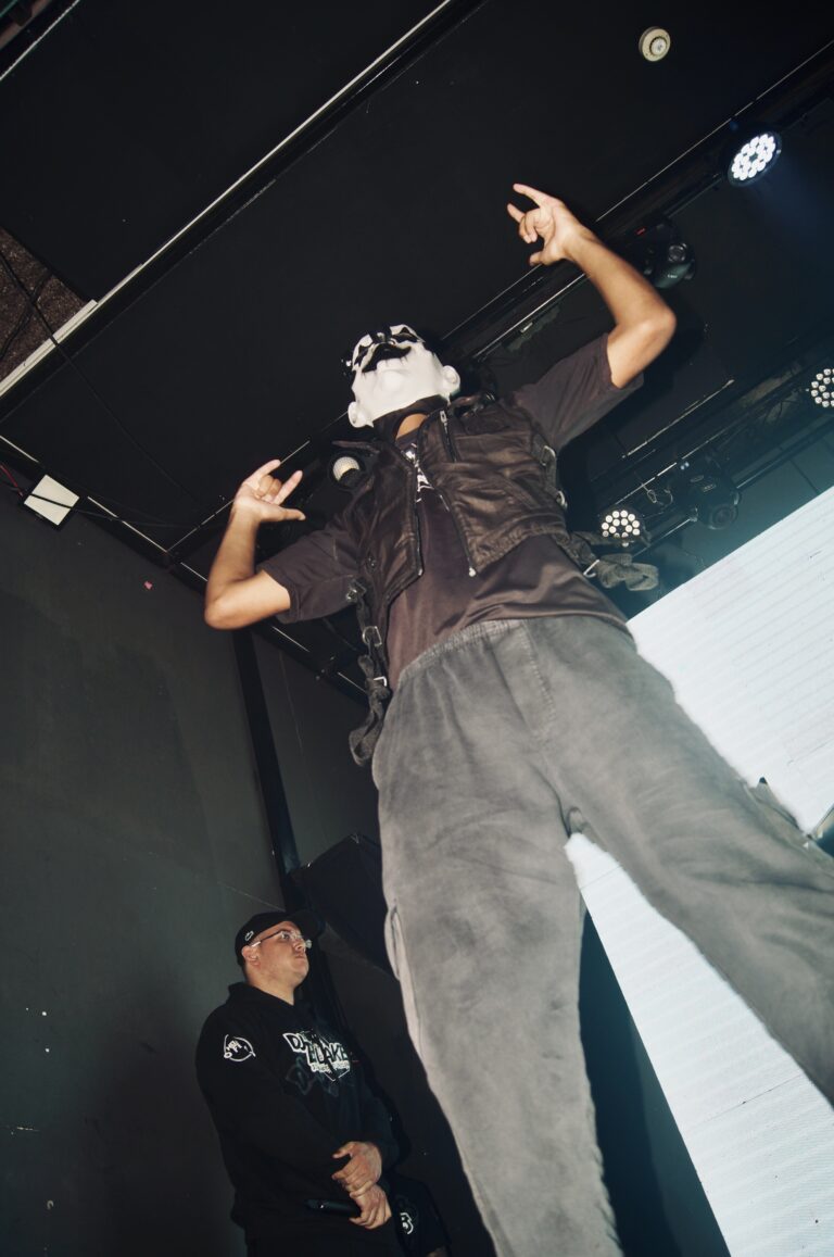 Artista de máscara de caveira dança no palco — Sad Baile Joker, Halloween em São Paulo, 17/10/2026