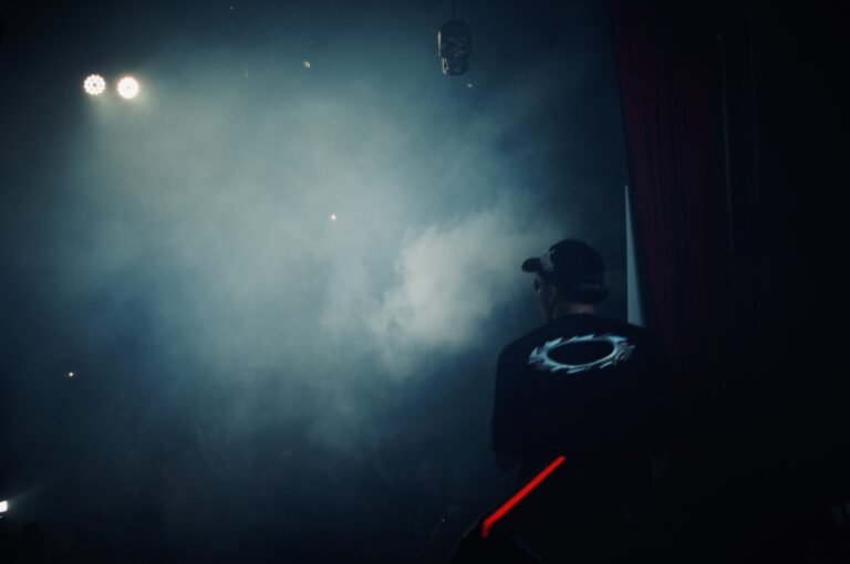 Fumaça e refletores sobre o palco — Sad Baile Joker, Halloween em São Paulo, 17/10/2026