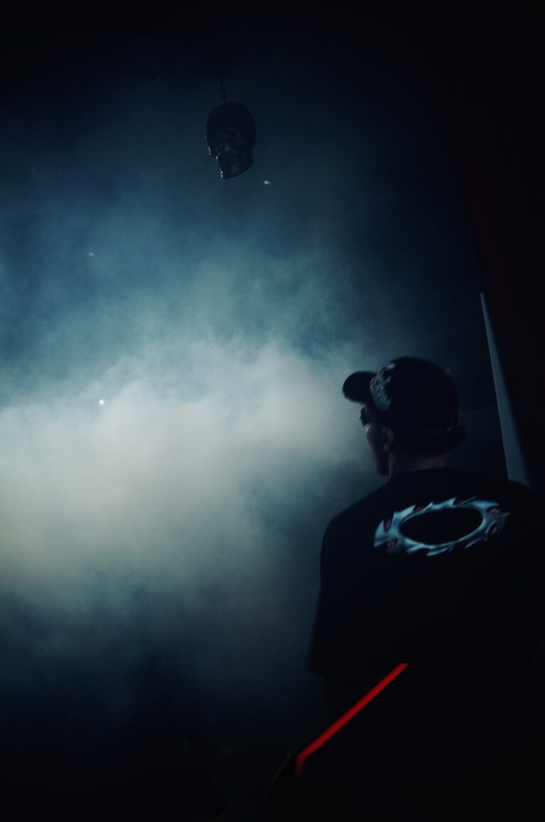Silhueta do DJ com fumaça ao fundo — Sad Baile Joker, Halloween em São Paulo, 17/10/2026