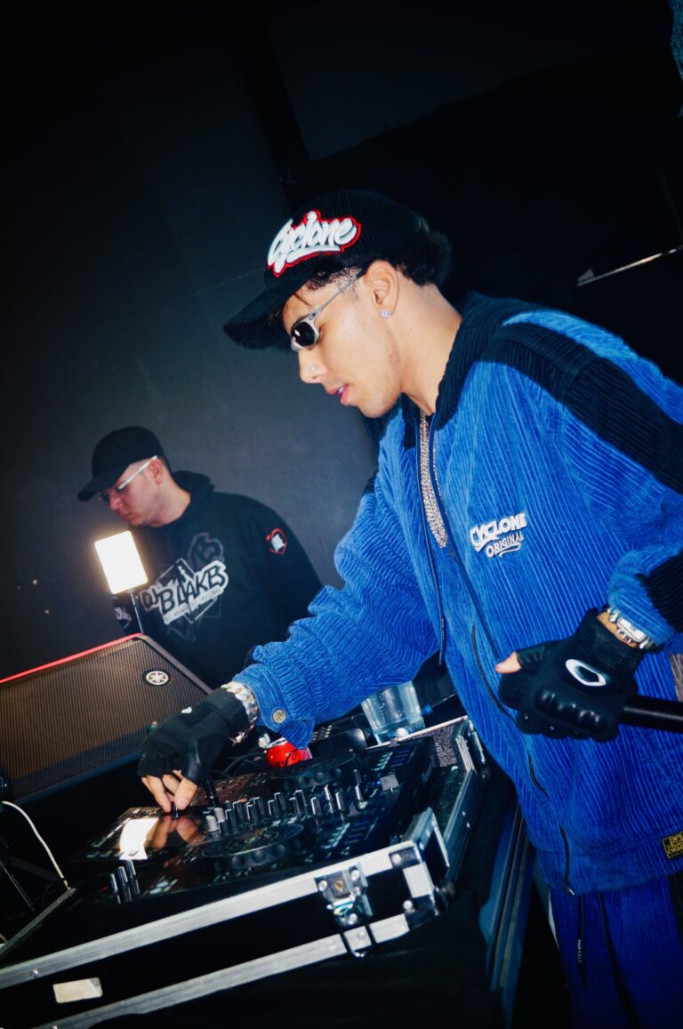 DJ de jaqueta azul mexe nos controles — Sad Baile Joker, Halloween em São Paulo, 17/10/2026