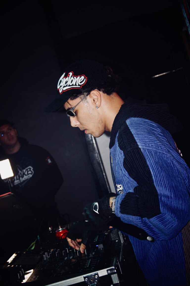 DJ de boné olha para os controles — Sad Baile Joker, Halloween em São Paulo, 17/10/2026