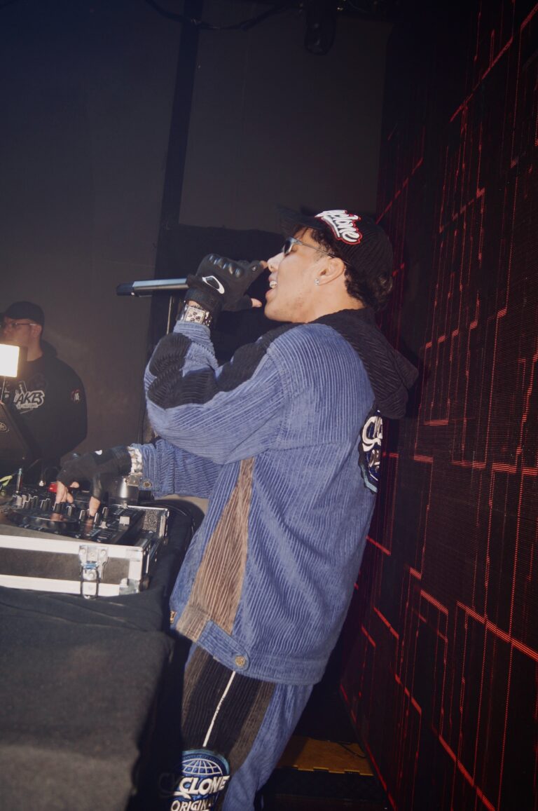 Rapper de jaqueta azul canta ao microfone — Sad Baile Joker, Halloween em São Paulo, 17/10/2026