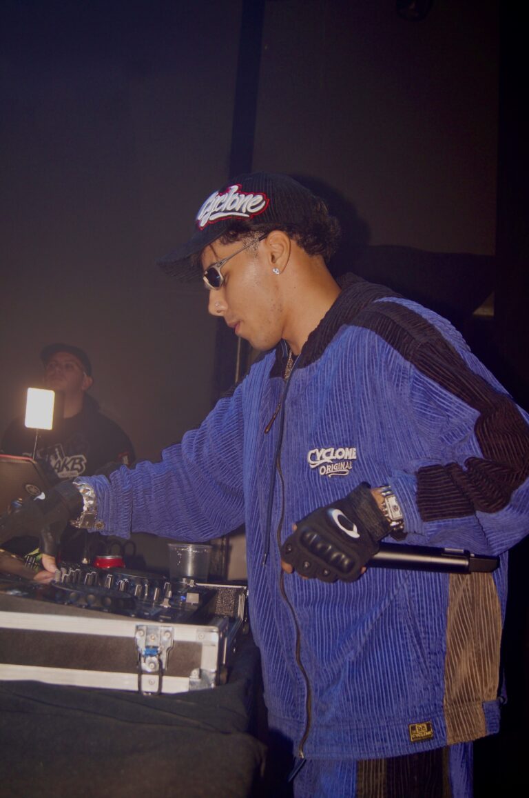 DJ de jaqueta azul segura o microfone — Sad Baile Joker, Halloween em São Paulo, 17/10/2026
