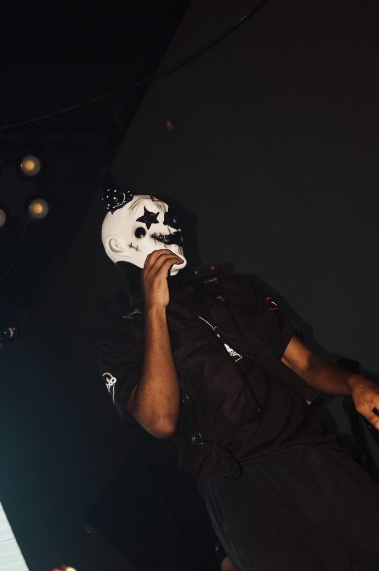 Artista com máscara de caveira no escuro — Sad Baile Joker, Halloween em São Paulo, 17/10/2026