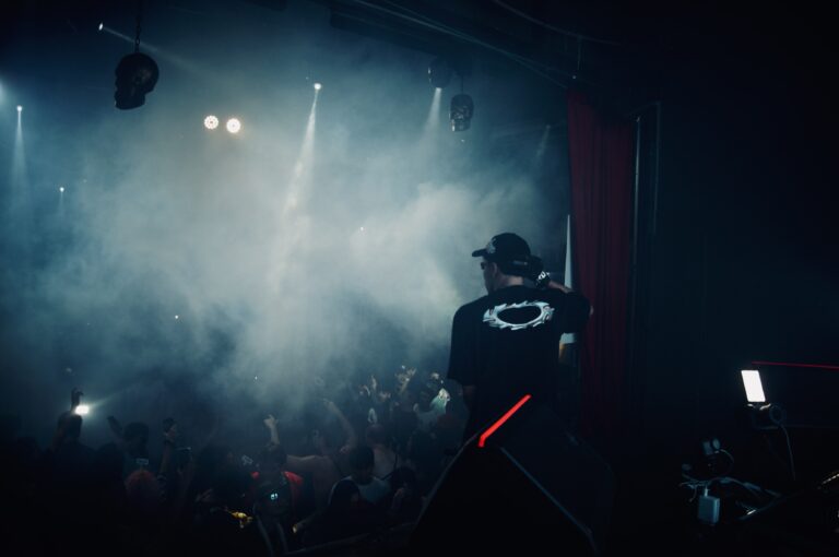 Palco com fumaça e refletores vistos da pista — Sad Baile Joker, Halloween em São Paulo, 17/10/2026
