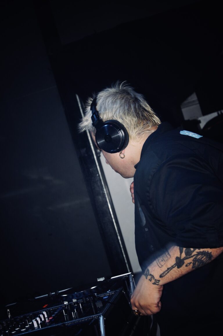 DJ de cabelo platinado visto de cima — Sad Baile Joker, Halloween em São Paulo, 17/10/2026