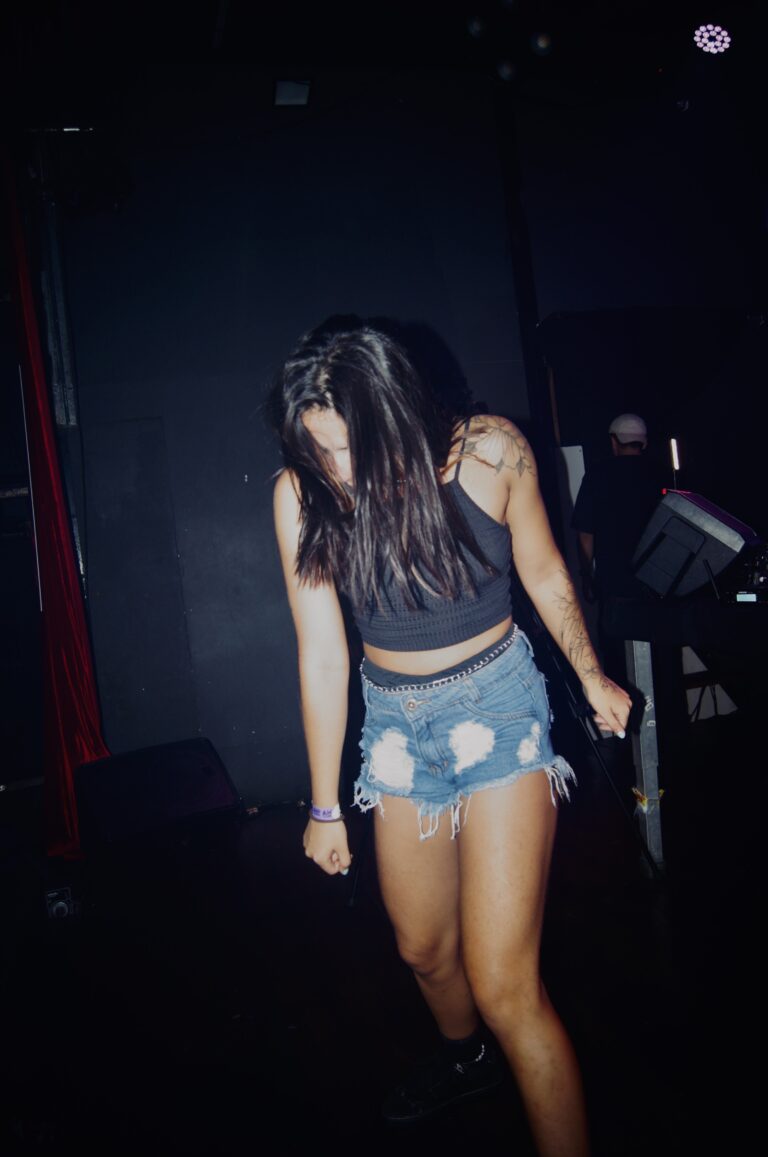 Garota de shorts jeans dança na pista — Sad Baile Joker, Halloween em São Paulo, 17/10/2026