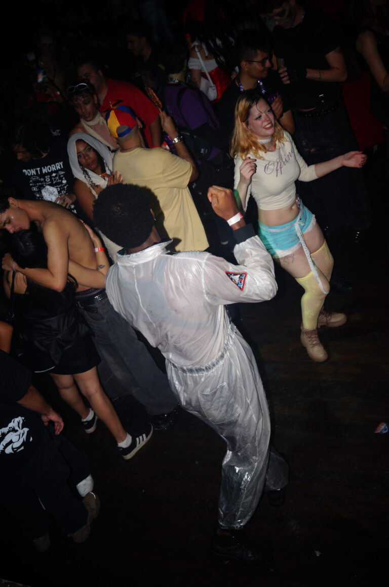 Fantasia de astronauta dança no meio da galera — Sad Baile Joker, Halloween em São Paulo, 17/10/2026