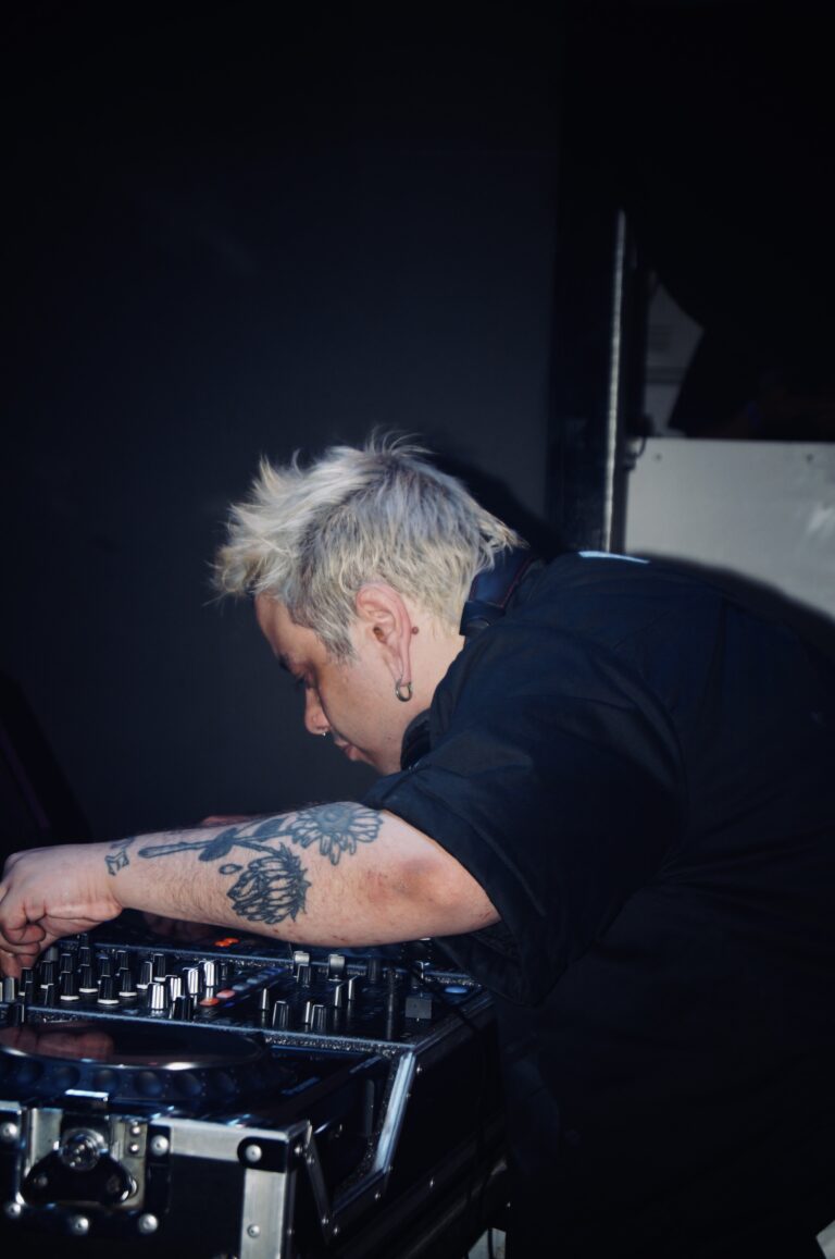 DJ de cabelo platinado com tatuagens nos braços — Sad Baile Joker, Halloween em São Paulo, 17/10/2026