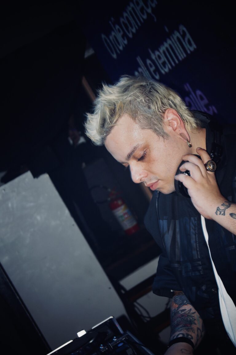 DJ de fones diante do telão com o texto da festa — Sad Baile Joker, Halloween em São Paulo, 17/10/2026