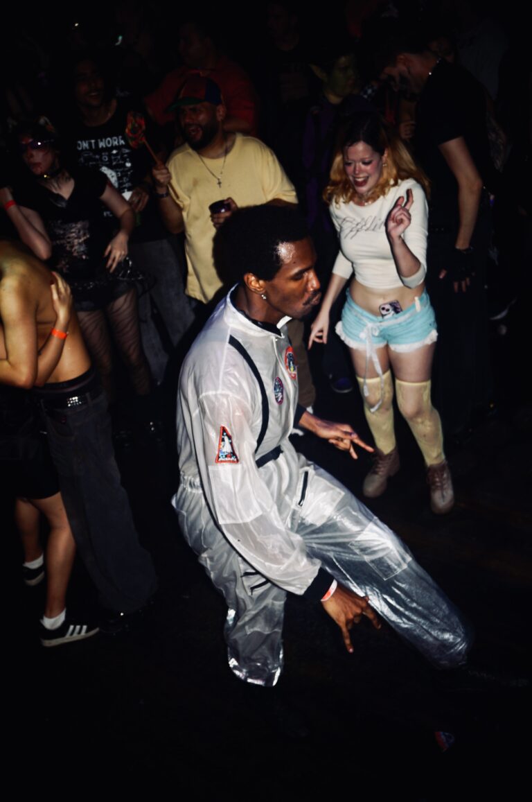 Rapaz de macacão prateado dança na pista — Sad Baile Joker, Halloween em São Paulo, 17/10/2026