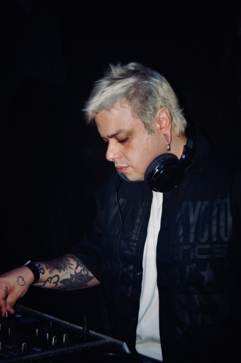 DJ de cabelo platinado concentrado — Sad Baile Joker, Halloween em São Paulo, 17/10/2026