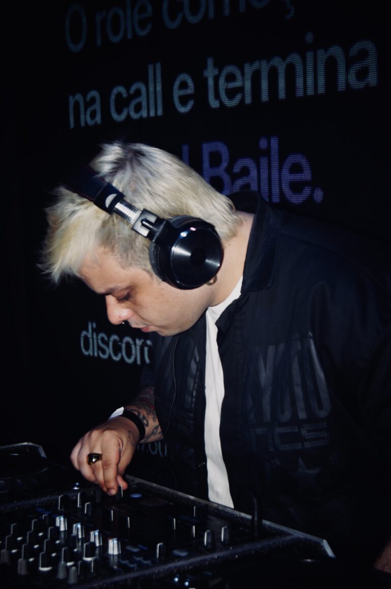 DJ de fones com a frase da festa no telão — Sad Baile Joker, Halloween em São Paulo, 17/10/2026