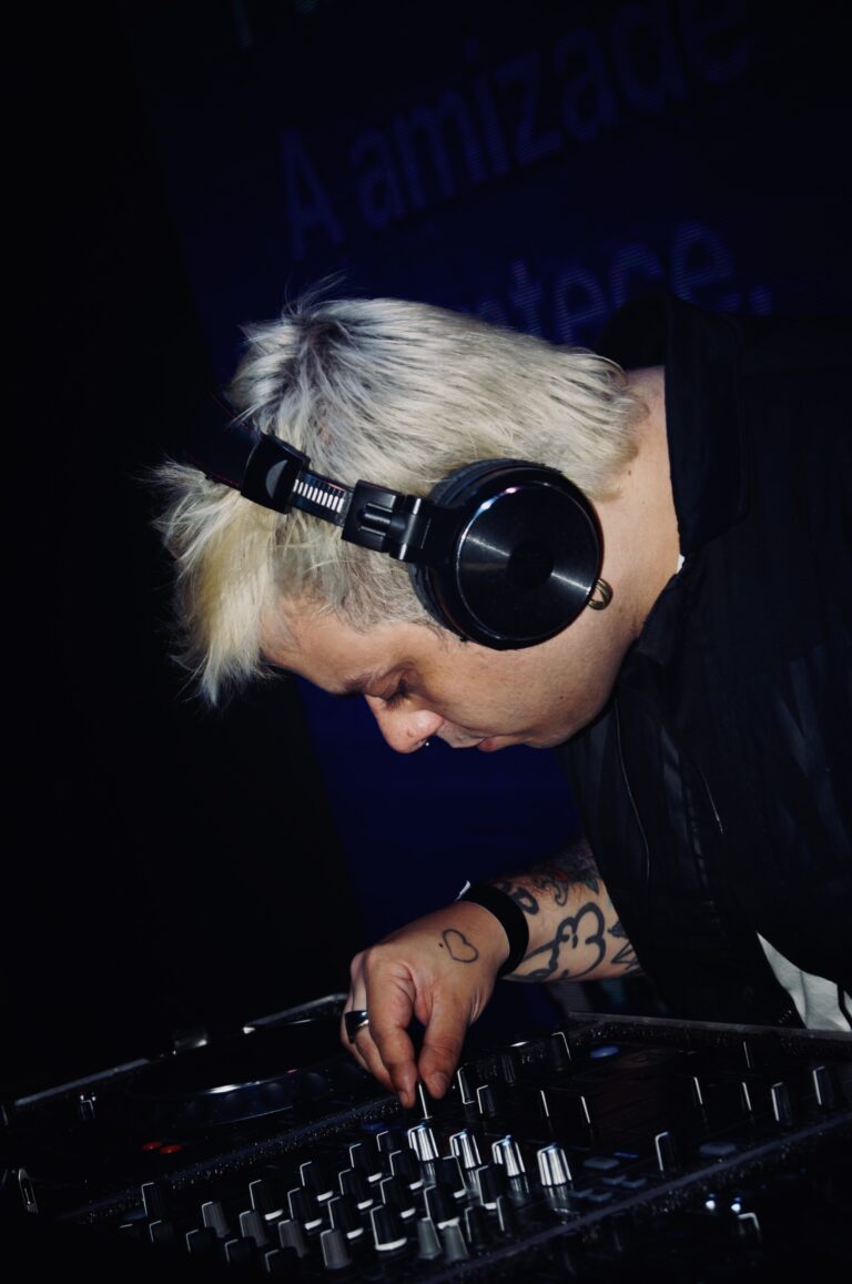 DJ de fones mexe no mixer — Sad Baile Joker, Halloween em São Paulo, 17/10/2026