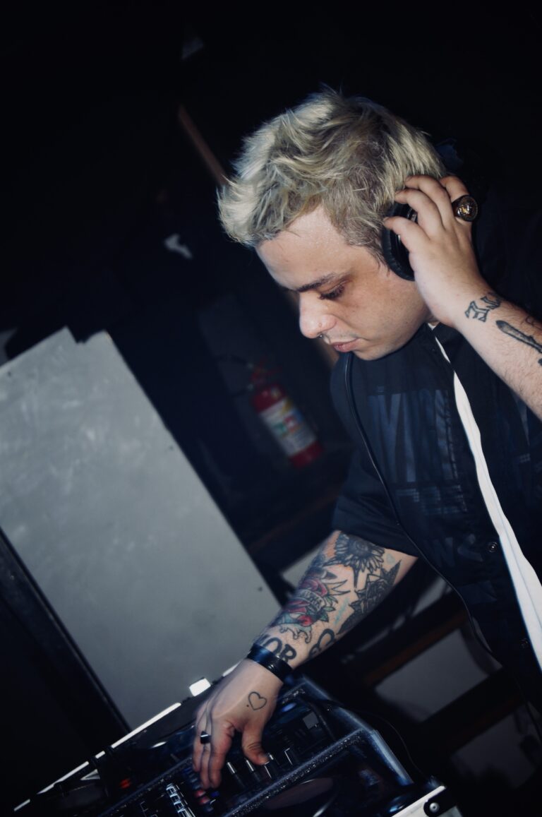 DJ segura o fone com a mão — Sad Baile Joker, Halloween em São Paulo, 17/10/2026