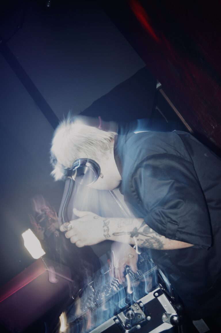 DJ com efeito de luz branca em movimento — Sad Baile Joker, Halloween em São Paulo, 17/10/2026